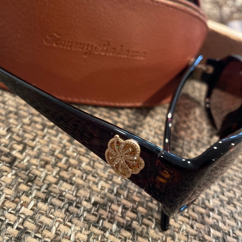 Women’s Tommy Bahama Sun Glasses